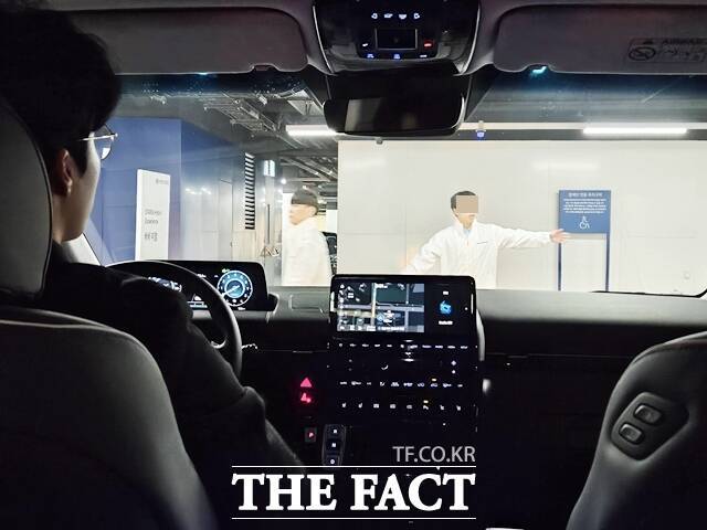 현대차 MPV 스타리아 하이브리드 2열에서 1열을 바라본 모습. /김태환 기자