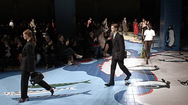 여름 24 컬렉션의 쇼 공간은 세계지도가 그려진 타일로 장식된 대형 플로어가 특징으로, 모델들이 이 지도를 따라 이동하며 그 과정에서 세계를 여행하는 듯한 오디세이의 내러티브를 쇼 세트에 담아냈다. /보테가 베네타 제공