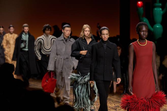 2024 겨울 컬렉션을 선보이는 공간은 보테가 베네타 크리에이티브 디렉터 마티유 블라지(Matthieu Blazy)가 밤이 되면 찾아오는 황량한 풍경의 빛, 에너지 그리고 색상에서 영감을 받아 디자인했다. 무라노 섬의 수공예품인 대형 글라스로 완성된 꽃이 피는 선인장은 강인함, 내구성 그리고 적응력을 상징한다. 마티유 블라지는 척박한 환경 속에서 피어나는 선인장의 꽃에서 희망과 회복성을 발견했다. 동시에 무라노 글라스는 디자이너에게 반복적인 모티프이자 하우스 컬렉션 속에 녹여진 크래프트에서 보여지는 그만의 어휘다. /보테가 베네타 제공