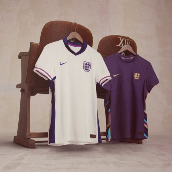 사진=잉글랜드 축구협회.&nbsp;첼시의&nbsp;2024-25시즌&nbsp;어웨이&nbsp;유니폼&nbsp;디자인이&nbsp;유출됐다.&nbsp;마치&nbsp;이번&nbsp;잉글랜드&nbsp;국가대표팀&nbsp;유니폼이&nbsp;연상되는&nbsp;디자인이다.