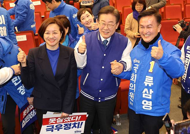 20일 국회에서 열린 더불어민주당 서울시당 선거대책위원회 출범식에서 이재명 대표(가운데)가 조수진 서울 강북을 후보(왼쪽) 등과 기념촬영을 하고 있다. 연합뉴스