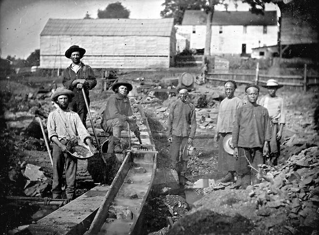 1852년 미국 캘리포니아주 새크라멘토 북부 오번라빈에서 세광업자에게 함께 고용된 중국인과 백인 들의 모습. 책과함께 제공