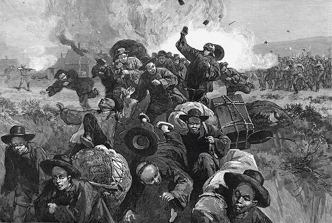 1885년 미국 와이오밍테리토리 록스프링스의 인종폭동은 광산들에 열정적으로 번졌는데, 이 과정에서 타운의 중국인 거주지들이 불태워졌고, 중국인 28명이 사망하고 400명이 집을 잃었다. ‘하퍼스 위클리’ 1885년 9월26일치에 당시 상황을 그린 그림. 책과함께 제공