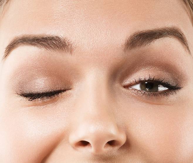 분당 평균 14~17회 눈을 깜박이는 것은 증상이지만, 이보다 적거나 많이 깜박이면 질환의 신호일 수 있다./사진=게티이미지뱅크