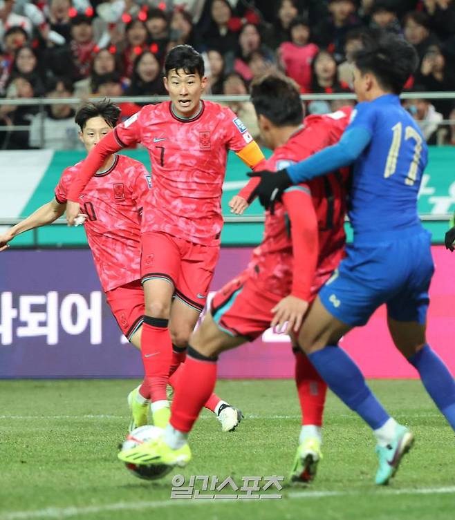 손흥민이 21일 오후 서울 마포구 서울월드컵경기장에서 진행된 대한민국과 태국의 2026 북중미 월드컵 아시아지역 2차 예선에서 상대문전에서 수비를 등진 주민규가 공을 넘기자 달려들고 있다. 상암=김민규 기자 mgkim1@edaily.co.kr /2024.03.21/