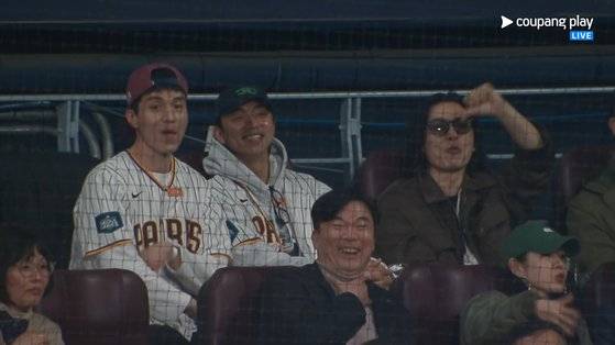 서울시리즈 LA 다저스와 샌디에이고의 개막 2차전이 열린 21일 서울 고척스카이돔을 찾은 공유와 이동욱, 김재욱(왼쪽부터). 쿠팡플레이 캡처
