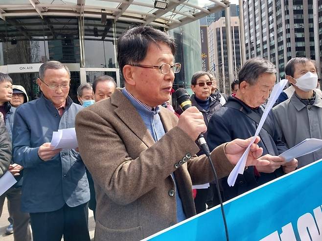 김동현 동아투위 부위원장이 2022년 3월17일 동아투위 결성 45주년을 맞아 자유언론 촉구 성명서를 낭독하고 있다.