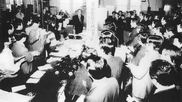 1974년 10월24일 동아일보 기자 180명은 이날 오전 편집국에서 긴급 총회를 열어 ‘자유언론실천선언문’을 발표했다.