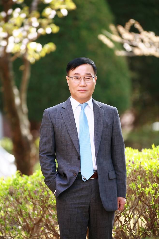 ▲황룡강 주변에 세워진 자작시 시판 앞에서 포즈를 취한 이성환 시인. 사진 : 본인 제공