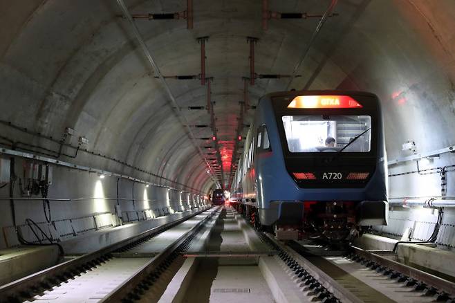 막바지 시운전 GTX-A 열차가 오는 30일 개통을 앞두고 21일 수서~동탄 구간을 시운전하고 있다. 평균 운행 속도는 시속 100㎞로 일반 지하철(26~40㎞)보다 3배 빠르다. 국가철도공단 제공