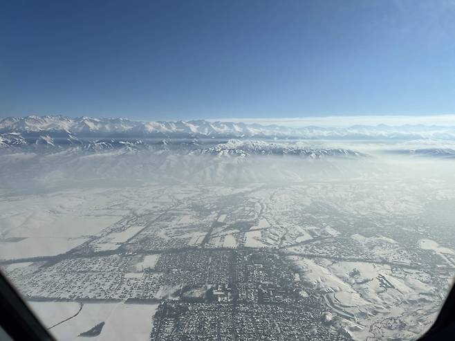 조종석에서 내려다본 3월인데도 눈이 쌓여 있는 카자흐스탄 알마티의 모습