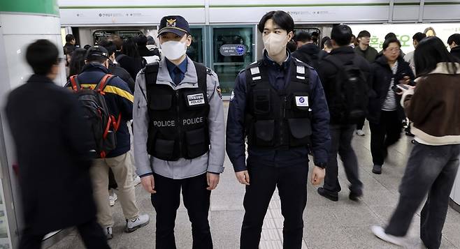 21일 서울경찰청 지하철경찰대 소속 대원들이 건대입구역에서 범죄예방 활동을 하고 있다. [김호영 기자]