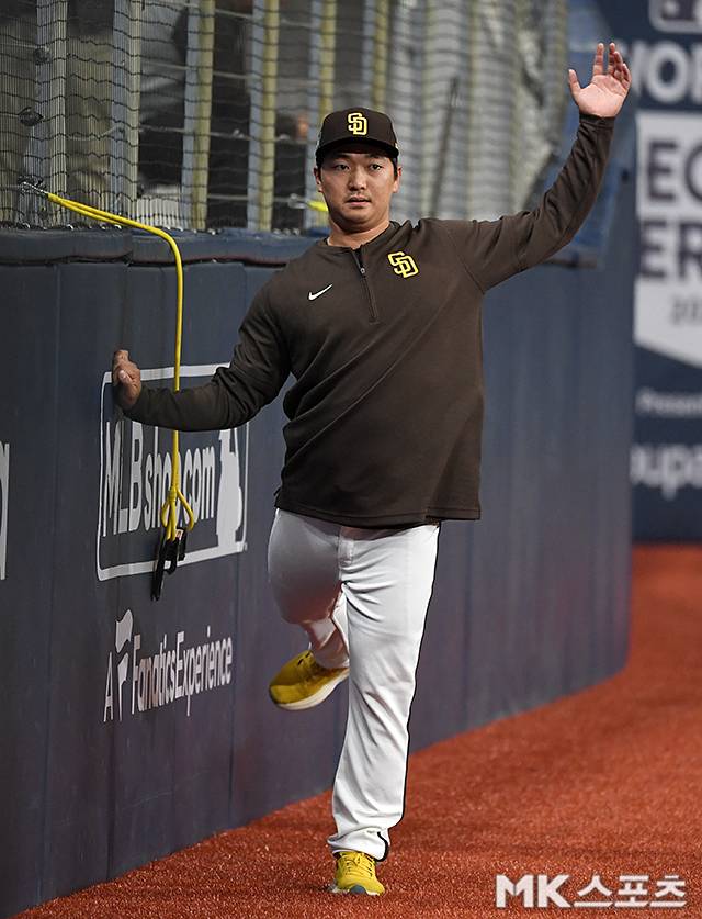 고우석이 2024 미국프로야구 메이저리그 개막 2연전 ‘서울시리즈’ 대비 샌디에이고 파드리스 평가전을 위해 몸을 풀고 있다. 사진=천정환 기자