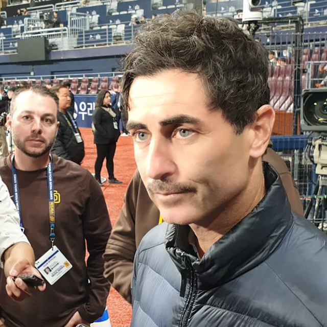 에이제이 프렐러 샌디에이고 파드리스 사장 겸 단장이 ‘서울시리즈’ 취재진과 인터뷰하고 있다. 사진=연합뉴스 제공