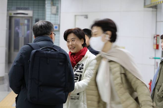 윤희숙 국민의힘 서울 중·성동갑 후보(전 의원)이 7일 서울지하철 5호선 행당역에서 출근하는 시민과 인사하는 모습 /사진=윤희숙 캠프