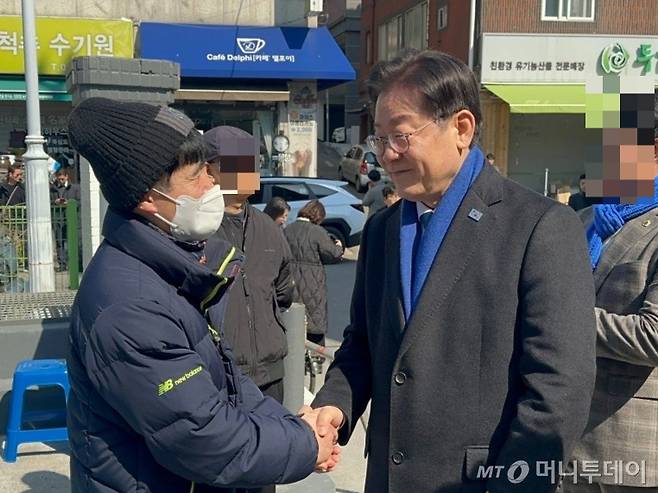 이재명 더불어민주당 대표가 본인 지역구인 인천 계양구 소재 한 성당에서 시민과 만나 대화를 나누는 모습 /사진=김도현 기자