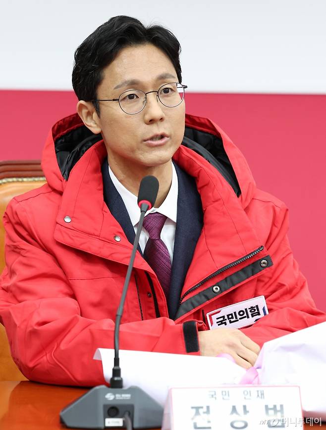 [서울=뉴시스] 이영환 기자 = 전상범 전 의정부지방법원 부장판사가 15일 오전 서울 여의도 국회에서 열린 국민인재영입 환영식에서 인사말을 하고 있다. 2024.01.15. 20hwan@newsis.com /사진=이영환