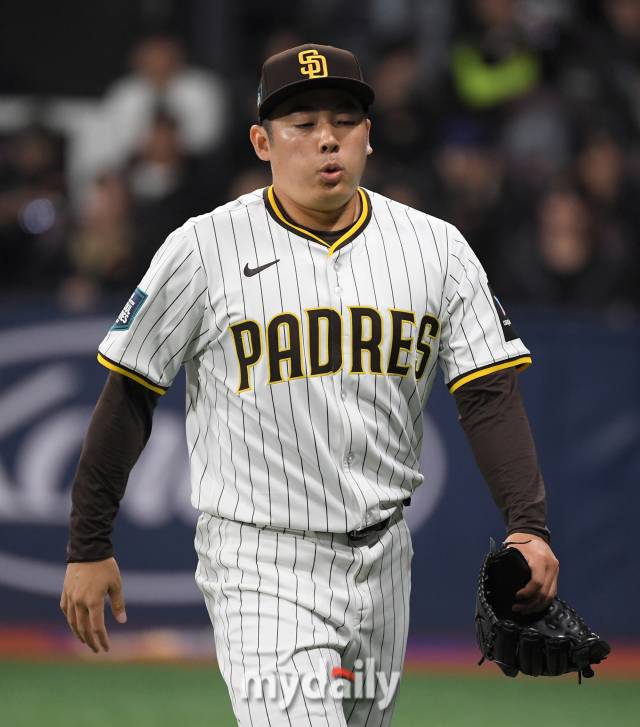 2024년 3월 20일 서울 고척스카이돔에서 ‘메이저리그 월드투어 서울시리즈 2024’ LA 다저스와 샌디에이고 파드리스 열렸다. 6회초 샌디에이고 마쓰이 유키가 무실점으로 막은 뒤 더그아웃으로 들어가고 있다./고척=유진형 기자 zolong@mydaily.co.kr