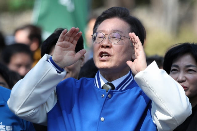 더불어민주당 이재명 상임공동선대위원장이 21일 광주 전남대 후문에서 시민들을 향해 발언을 하고 있다. [연합]