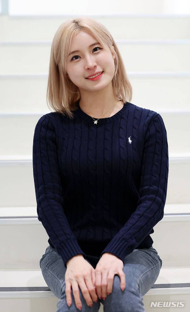 [서울=뉴시스] 홍효식 기자 = BJ 겸 유튜버 양팡이 지난 18일 서울 시내 한 카페에서 뉴시스와 인터뷰에 앞서 포즈를 취하고 있다. 2024.03.22. yesphoto@newsis.com