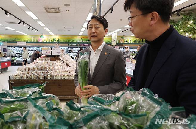 [서울=뉴시스] 고승민 기자 = 안덕근(왼쪽) 산업통상자원부 장관이 21일 서울의 한 대형마트 채소, 과일코너를 찾아 관계자 설명을 들으며 현장 물가를 살피고 있다. 2024.03.21. kkssmm99@newsis.com