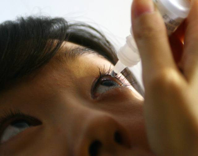 잦은 인공눈물 사용은 안구 표면의 점액을 씻겨 나가게 할 수 있다. 일산백병원