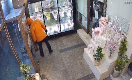 할아버지가 꽃다발을 고르고 있는 모습. 꽃집 제공