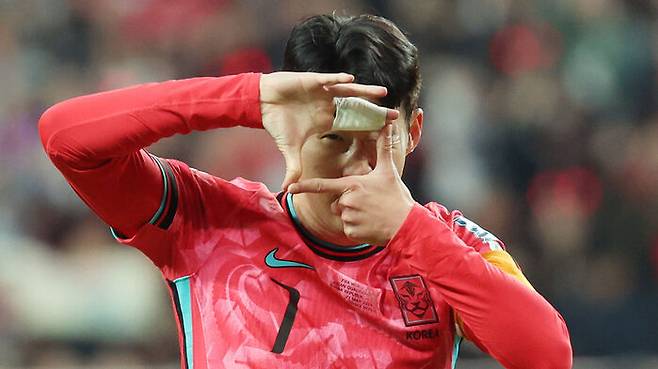 태국전 전반 대한민국 주장 손흥민이 선제골을 넣은 뒤 세리머니를 펼치고 있다.