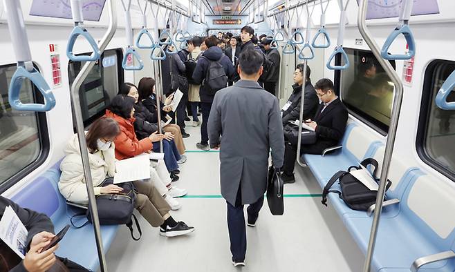 오는 30일 개통을 열흘 앞둔 20일 취재진이 서울 수서∼경기 동탄 구간 수도권광역급행철도(GTX)-A 열차 시범 운행에 탑승해 열차 내부 시설과 운행 정보, 탑승감 등을 확인하고 있다. 수서에서 동탄까지 요금은 4450원이고, 평균 20분 간격으로 운행된다. 뉴스1