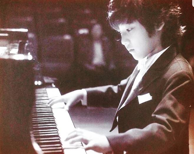 임윤찬이 초등학교 3학년 때 연주에 열중하고 있는 모습. 김경은 제공