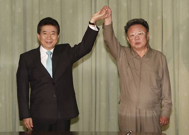 2007년 10월4일 노무현 대통령과 김정일 위원장이 남북 공동선언문에 서명한 뒤 손을 맞잡았다. ⓒ사진공동취재단