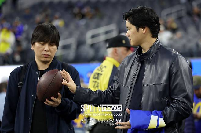 ▲ 미즈하라 잇페이(왼쪽)는 2013년 닛폰햄 파이터즈에서 오타니 쇼헤이와 처음 인연을 맺었다.&nbsp;미즈하라는 이 인터뷰에서 자신이 최근 몇 년간 불법 스포츠 도박에 빠져 있었으며 그 과정에서 돈을 잃어 450만 달러라는 거액의 빚을 지고 있다고 인정했다.