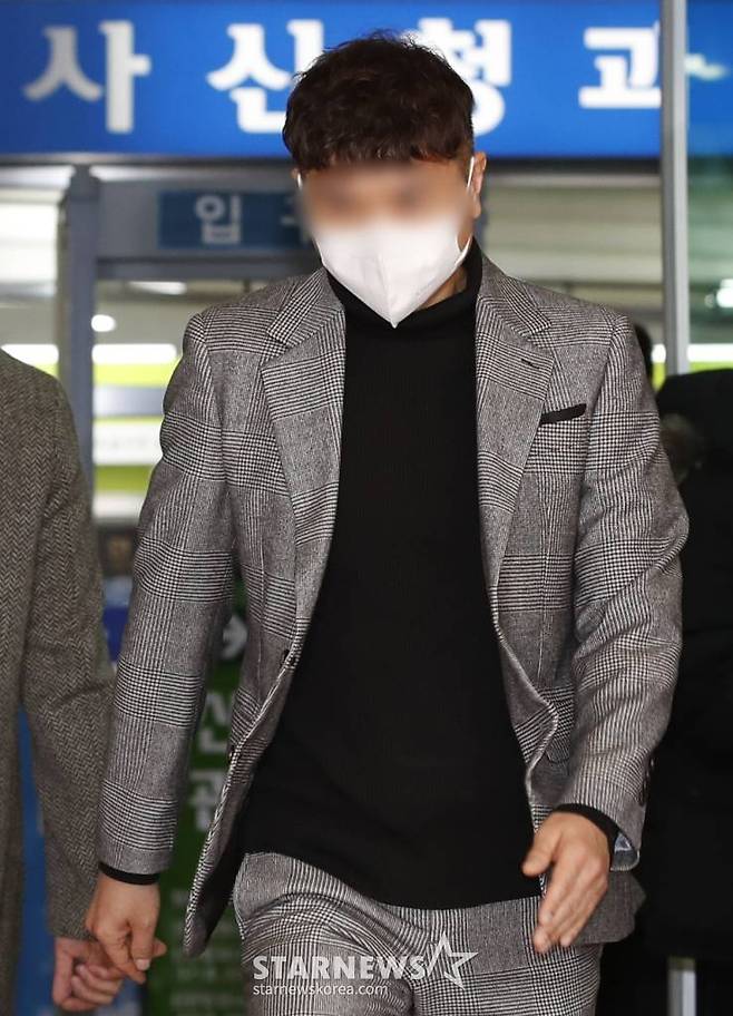 (서울=뉴스1) 권현진 기자 = 방송인 박수홍씨 출연료 등 61억원을 횡령한 혐의로 재판에 넘겨진 박씨 친형이 14일 오후 서울 마포구 서울서부지방법원에서 1심 선고 공판을 마친 뒤 법원을 나서고 있다.   서울서부지방법원 형사합의11부(부장판사 배성중)는 이날 특정경제범죄 가중처벌 등에 관한 법률(횡령) 위반 혐의로 기소된 박수홍의 친형 박씨에게 징역 2년의 실형을 선고했다. 2024.2.14./뉴스1  Copyright (C) 뉴스1. All rights reserved. 무단 전재 및 재배포,  AI학습 이용 금지. /사진=(서울=뉴스1) 권현진 기자