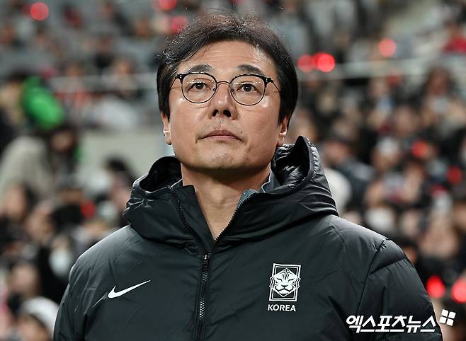 황선홍 올림픽축구대표팀 감독이 3월 열리는 2026 북중미 월드컵 아시아 2차예선 태국과의 2연전을 치를 대한민국 축구 국가대표팀 임시감독으로 뽑혀 21일 태국과의 홈 경기를 지휘했다. 1-1로 비긴 가운데 황 감독은 이강인의 후반 교체투입에 대해 전술과 컨디션을 보고 내린 결정이며 후회하지 않는다고 했다. 서울월드컵경기장, 고아라 기자