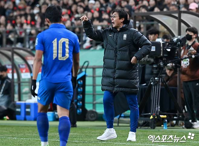 황선홍 올림픽축구대표팀 감독이 3월 열리는 2026 북중미 월드컵 아시아 2차예선 태국과의 2연전을 치를 대한민국 축구 국가대표팀 임시감독으로 뽑혀 21일 태국과의 홈 경기를 지휘했다. 1-1로 비긴 가운데 황 감독은 이강인의 후반 교체투입에 대해 전술과 컨디션을 보고 내린 결정이며 후회하지 않는다고 했다. 서울월드컵경기장, 고아라 기자