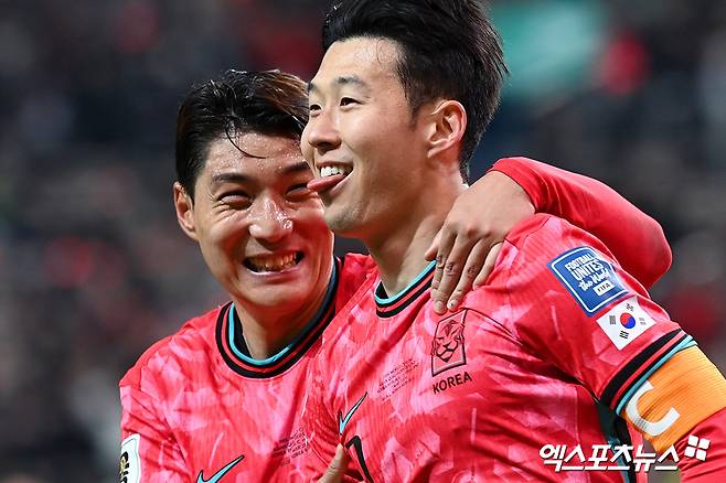 황선홍 올림픽축구대표팀 감독이 3월 열리는 2026 북중미 월드컵 아시아 2차예선 태국과의 2연전을 치를 대한민국 축구 국가대표팀 임시감독으로 뽑혀 21일 태국과의 홈 경기를 지휘했다. 1-1로 비긴 가운데 황 감독은 이강인의 후반 교체투입에 대해 전술과 컨디션을 보고 내린 결정이며 후회하지 않는다고 했다. 서울월드컵경기장, 고아라 기자