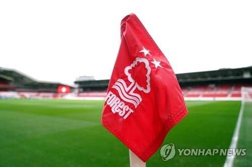 영국 매체 가디언은 최근 노팅엄 포레스트가 프리미어리그 수익 및 지속가능성 규정 위반으로 승점 4점이 삭감됐다고 보도했다. 지난 2022년 프리미어리그 승격에 성공한 뒤 노팅엄은 선수 영입에만 4246억원을 썼다. 재정 규정 준수를 위해 지난해 여름 거액의 이적료를 받고 브레넌 존슨을 토트넘 홋스퍼에 보냈지만 규정 준수 시일을 넘기면서 징계를 받게 됐다. 승점이 4점 삭감됨에 따라 노팅엄은 17위에서 강등권이 18위로 내려갔다. 연합뉴스