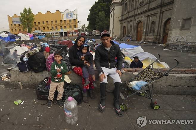 멕시코시티 교회 밖에 앉아 있는 베네수엘라 가족 [AP 연합뉴스 자료사진. 재판매 및 DB 금지]