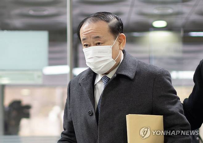 SPC 황재복, 구속심사 출석 SPC그룹의 '파리바게뜨 제빵기사 노조 탈퇴 강요' 의혹으로 검찰 수사를 받는 황재복 SPC 대표이사가 지난 4일 구속 전 피의자 심문(영장실질심사)을 받기 위해 서초구 서울중앙지법에 들어서고 있다. [연합뉴스 자료사진]