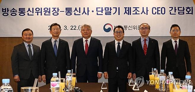 기념 촬영하는 방송통신위원장-통신사·단말기 제조사 CEO 간담회 참석자들 (서울=연합뉴스) 22일 서울 중구 프레스센터에서열린 방송통신위원장-통신사·단말기 제조사 CEO 간담회에서 참석자들이 기념 촬영하고 있다. 왼쪽부터 노태문 삼성전자 사장, 황현식 LGU+ 대표, 김홍일 방송통신위원장, 유영상 SK텔레콤 대표, 김영섭 KT 대표, 안철현 애플코리아 부사장. 2024.3.22 [사진공동취재단] photo@yna.co.kr