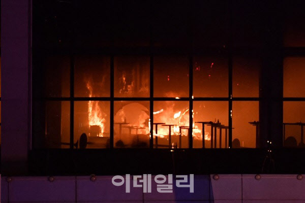 모스크바 크로커스 시티홀 공연장에서 총격 사건이 발생한 후 대형 화재 모습.(사진=AFP)