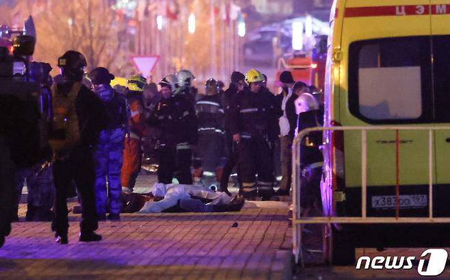 22일(현지시간) 러시아 모스크바 외곽의 한 공연장에서 총격사건이 발생해 최소 60여명이 숨진 가운데, 소방대원들이 현장에 출동한 모습. 2024.03.22. ⓒ 로이터=뉴스1 ⓒ News1 정윤영 기자