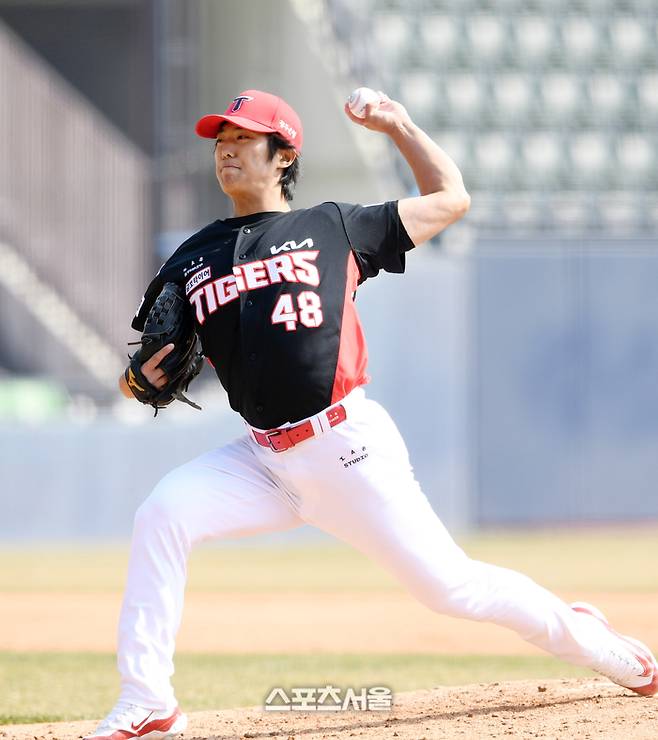 KIA 이의리가 14일 잠실구장에서 열린 2024 KBO리그 시범경기 두산전에서 5회말 등판해 힘차게 공을 던지고 있다. 잠실 | 박진업 기자 upandup@sportsseoul.com
