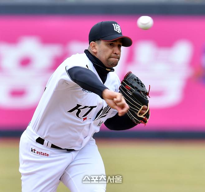 KT 우완투수 쿠에바스가 수원KT위즈파크에서 열린 SSG랜더스와 KT위즈의 시범경기 선발로 나서 역투하고  있다. 수원 | 강영조 기자 kanjo@sportsseoul.com