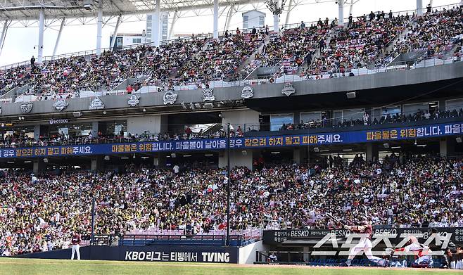 23일 광주KIA챔피언스필드에서 열린 키움과 KIA의 개막전 경기, 만원관중을 이룬 관람석이 야구팬으로 가득 차 있다. 광주=허상욱 기자wook@sportschosun.com/2024.03.23/
