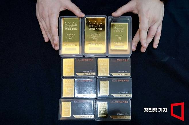 서울 종로구 한국금거래소에서 직원이 골드바를 정리하고 있다. 강진형 기자aymsdream@