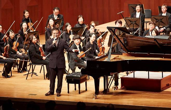 라디오 방송 ‘강석우의 아름다운 당신에게’를 서울 예술의전당 무대에 옮긴 2017년 오프라인 공연. /크레디아