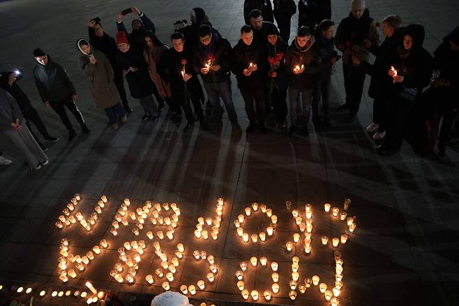 22일 러시아 수도 모스크바에서 발생한 총기 난사 사건의 희생자들을 추모하고 있다./AFP 연합뉴스