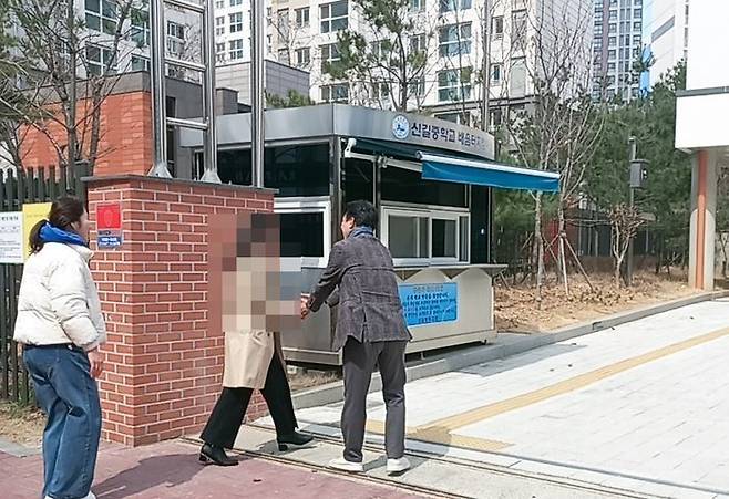 김민석 더불어민주당 서울 영등포을 후보가 영등포 신길중학교 앞에서 학부모 인사 일정을 소화하고 있다. ⓒ데일리안 김은지 기자