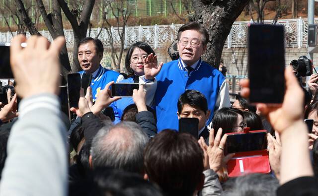 이재명 더불어민주당 대표가 23일 경기 포천시 소흘읍을 찾아 시민들에게 인사하고 있다. 왼쪽부터 박윤국(경기 포천가평) 후보, 더불어민주연합 용혜인 의원, 이 대표. 연합뉴스